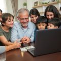 Familie studiind finanțe personale la domiciliu, cu bani pe masă.
